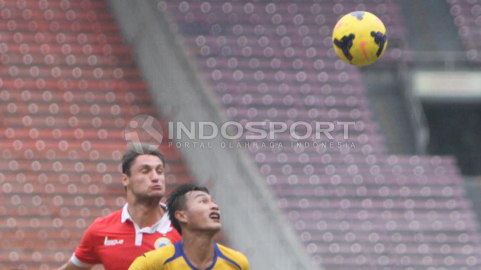 Penyerang Persija Jakarta Yavgeny Kabaev melakukan duel udara dengan bek Barito Putera Hansamu Yama Pranata pada laga uji coba di Stadion Utama Gelora Bung Karno (SUGBK) Senayan, Jakarta, Rabu (4/2/15).